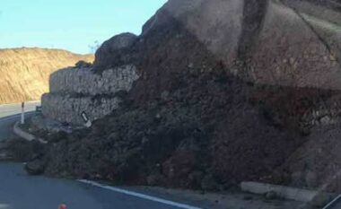 U përurua dy muaj më parë nga Balluku, rruga Qukës-Qafë Plloçë nis të degradohet, rrëshqitje dherash në aksin që kushtoi 260 milionë euro