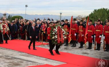 Dita e Çlirimit/ Presidenti Begaj homazhe te Varrezat e Dëshmorëve: Dje, sot dhe përgjithmonë, besnikë ndaj të njëjtave vlera
