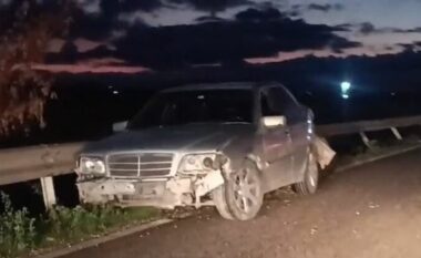 Aksident i rëndë në aksin Lushnjë-Fier! Makina del nga korsia dhe përplaset me makinën tjetër, shoferi braktis automjetin buzë rrugës dhe “zhduket”
