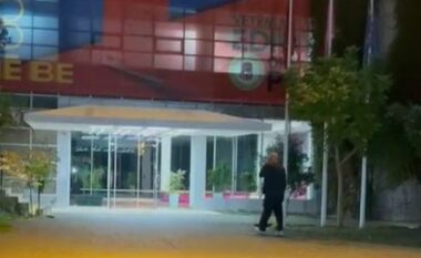 Mbledhja e deputetëve të Tiranës! Me celular në vesh, Rama arrin në selinë rozë