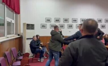 Sherri në Këshillin Bashkiak në Pogradec, policia arreston Kevi Muçllarin