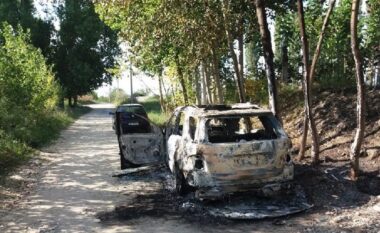 Makina me traga greke u gjet e djegur në fshatin Halil/ Policia njoftim zyrtar: Brenda mjetit të autorëve u gjetën 4 armë