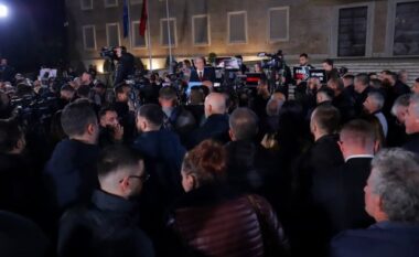 Përfundon protesta e opozitës përpara Kryeministrisë, Berisha: Kjo foltore nuk ndalet! Themelon lëvizjen e fuqishme që do i japë këtij regjimi ndëshkimin që meriton