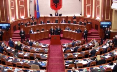 Tensione në Kuvend/ Balliu kërkon të marrë fjalën, drejtuesja e seancës: Të kam hequr të drejtën e fjalës! Garda rrethon foltoren