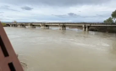 Rritet niveli i ujit të lumit Vjosa, dhjetëra banesa në rrezik