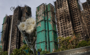 Arrin në 128 numri i viktimave nga zjarri në Hong Kong