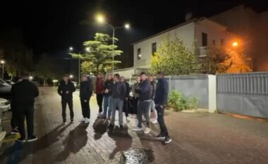 Arrestimi i 27-vjeçarit pas sherrit në Bashki, banorët mblidhen jashtë komisariatit të Pogradecit në shenjë proteste: Mbrojti interesin publik