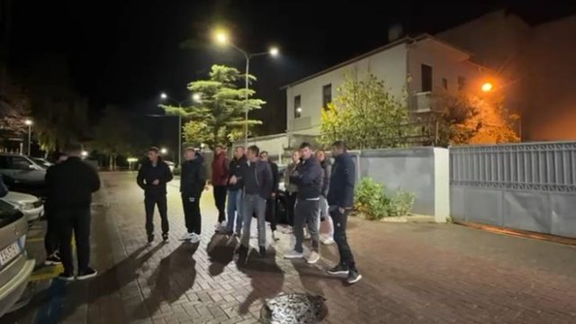 Arrestimi i 27 vjeçarit pas sherrit në Bashki  banorët mblidhen jashtë komisariatit të Pogradecit në shenjë proteste  Mbrojti interesin publik