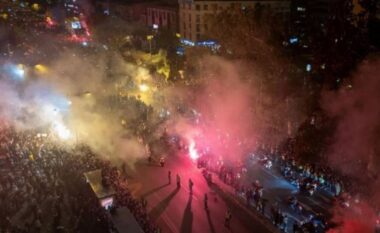 Një vit nga tragjedia në Novi Sad, mijëra studentë bllokojnë rrugët në Serbi