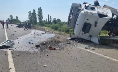 Kamionit në Lushnjë i çahet goma në ecje dhe përfundon në kanal, shoferi dërgohet me urgjencë në spital