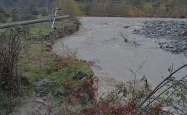 Moti i keq me reshje shiu në Mirditë, bllokon 10 fshatra pas shembjes së urave dhe rrugëve