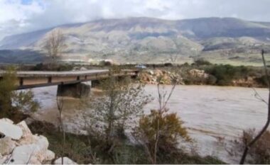 Reshjet e dendura të shiut shembin urën e Glinës, pesë fshatra të Dropullit mbeten të izoluar