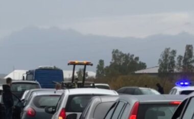 Aksident në aksin Vlorë-Levan, radhë të gjata automjetesh në autostradë