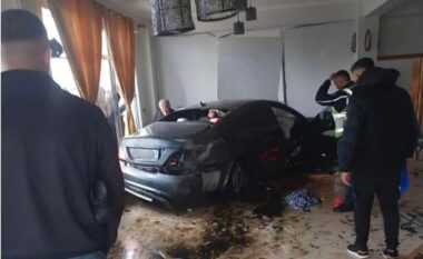 Aksident në Cërrik, automjeti “fluturon” brenda në lokal, 3 persona të plagosur