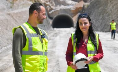 Zbardhen bisedat e vartësit të Ballukut me bashkëpunëtoren e tij: Teze më dërgo firmën ta falsifikoj pak