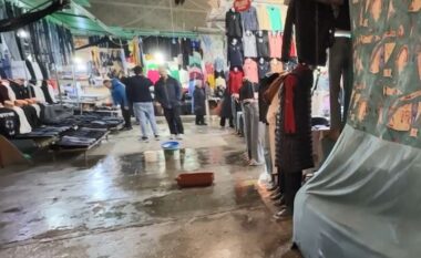 Pogradec/ Tregu industrial përmbytet nga reshjet, tregtarët: Na dëmtohet malli, bashkia të ndërhyjë