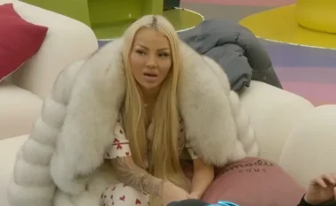 Benita deklaron që është aktiviste bamirësie, tregon që e kishte shpëtuar një qen