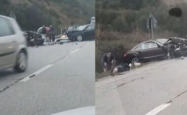Aksidenti i rëndë në aksin Levan-Tepelenë, përplasen dy makinat, dy gratë transportohen me urgjencë drejt spitalit