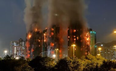 Zjarri masiv në Hong Kong/ Numri i të vdekurve arrin në 55, flakët ende s’janë shuar