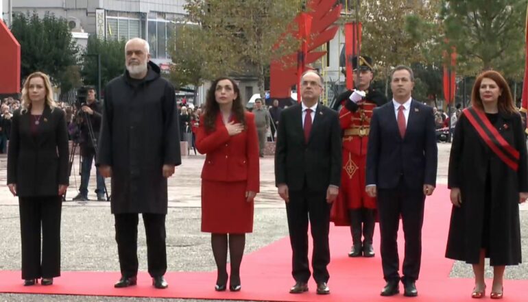 VIDEO/ Festa e Flamurit bën bashkë liderët e shtetit/ Presidenti Begaj, Rama, Osmani dhe Peleshi në ceremoninë festive në Vlorë