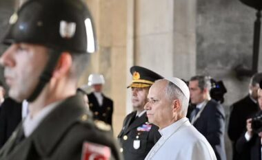 “E ardhmja e njerëzimit në rrezik”/ Papa Leoni XIV mesazh paqeje nga Libani: T’i jepet fund konflikteve në botë