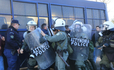 Fermerët protestë në Greqi, bllokojnë rrugën Athinë-Selanik, raportohet për të lënduar gjatë përplasjeve me policinë