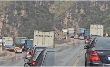 PAMJE/ Bllokohet qarkullimi në aksin Librazhd-Elbasan, qytetarët në pritje prej orësh