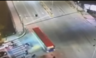 VIDEO/ Aksidentohet autobusi në Tiranë, merr para disa mjete të parkuara. Pamje nga vendngjarja