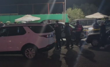 “O shpirti motrës”/ Momenti kur familjarët e biznesmenit të ekzekutuar në Elbasan mbërrijnë në vendngjarje (Pamje të rënda)