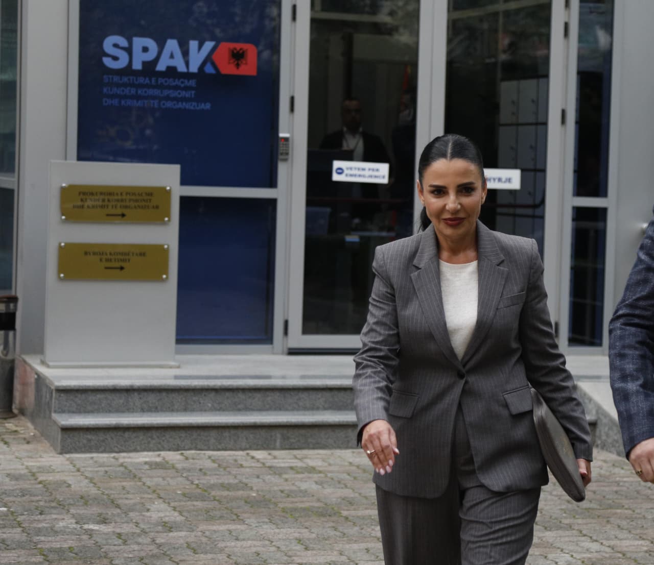 spak-merr-zyrtarisht-te-pandehur-besniket-e-belinda-ballukut-nga-evis-berberi-te-gentian-gjyli-i-arrsh-akuza-per-erald-elezin-jetmira-dervishin-dhe-mirzeta-kashnicen