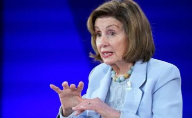 Ia grisi fjalimin Trump “prapa shpine”, jep dorëheqjen pas dhjetëra vitesh karrierë kongresmenja Nancy Pelosi