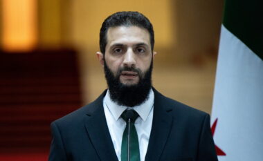 Presidenti i përkohshëm i Sirisë viziton Alepon një vit pas marrjes së qytetit nga koalicioni islamist dhe rrëzimit të Bashar al-Asad