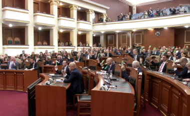 Seanca maratonë/ 83 vota pro, opozita kundër, Kuvendi miraton në parim projektbuxhetin 2026