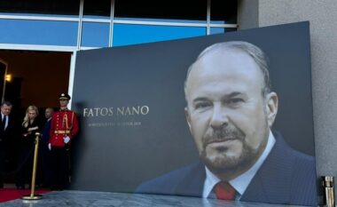 Lamtumirë Fatos Nano/ Xhoana Nano mban fjalën në emër të familjes, mbërrijnë figura politike në hollin e Pallatit të Kongreseve
