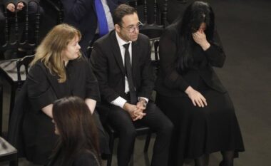 FOTO/ Trishtim për ndarjen nga jeta të Fatos Nanos, bashkëshortja e tij, Xhoana nuk mban dot lotët
