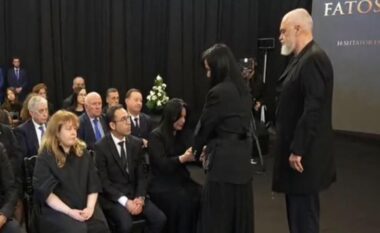 Homazhet për Fatos Nanon, kryeministri Rama mbërrin në ceremoni i shoqëruar nga bashkëshortja