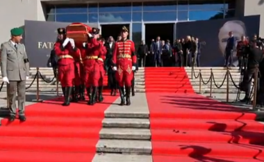 Përfundojnë homazhet/ Ish-kryeministri dhe lideri historik i PS, Fatos Nano përcillet për në banesën e fundit