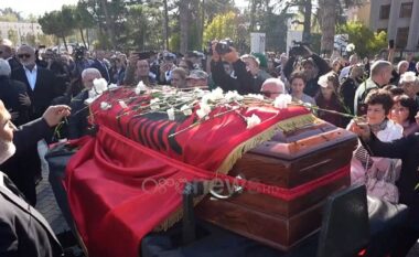 Fatos Nanos i jepet lamtumira e fundit me tingujt e këngës së Frank Sinatra dhe me karafila të bardhë