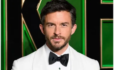 Jonathan Bailey, “Burri më i Seksi i Botës për 2025”! Sa vlen pasuria e tij?