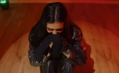 Xheneta flet vetë për bluzën e Gjestit në videoklip