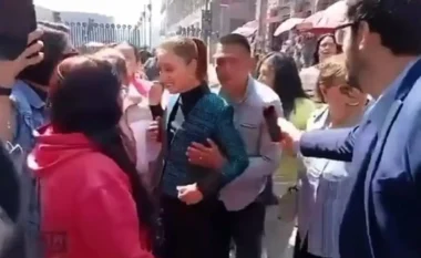 VIDEO/ Presidentja meksikane sulmohet seksualisht, burri e prek dhe përpiqet ta puthë