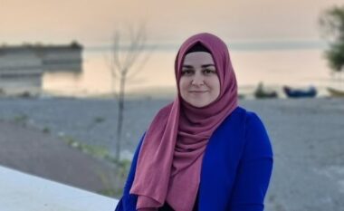 Dikur mbante ligjërata islame dhe tregonte se ortodoksizmi ka kaluar në islam/ Merjem Lumi heq shaminë, shfaqet si Marija (VIDEO)