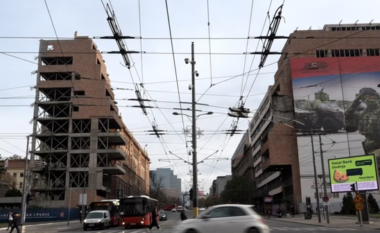 Kuvendi i Serbisë miraton ndërtimin e hotelit të dhëndrit të Trump në ish-godinën e Shtabit të Përgjithshëm