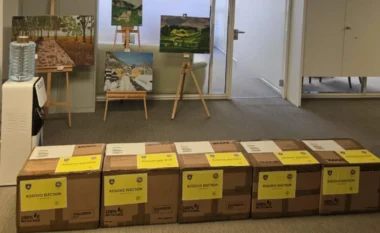 Fillon tërheqja e pakove me fletëvotime jashtë Kosovës