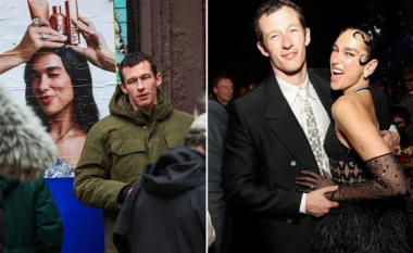 Callum Turner pozon pranë posterit të të fejuarës së tij, Dua Lipa