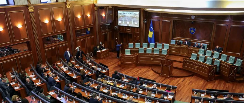 kryenecesia-e-partive-politike-le-kosoven-pa-qeveri-analiza-e-dw-diskutimet-per-kabinetin-e-ri-ne-vendnumero-cfare-pritet