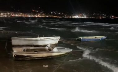 Moti i keq, pezullohet lundrimi i mjeteve të vogla detare për disa ditë në Vlorë