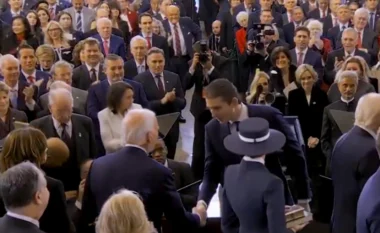 Misteri: Çfarë i pëshpëriti Barron Trump Joe Biden gjatë inaugurimit të babait të tij