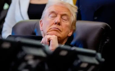 Trump reagon pas pamjeve virale ku duket me sy mbyllur: Nuk jam nga ata që flenë