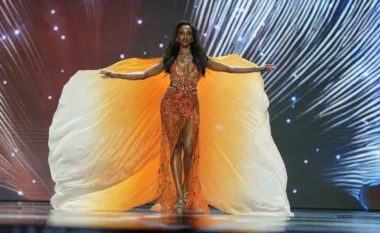 Incident në ‘Miss Universe’: Përfaqësuesja e Xhamajkës rrëzohet në skenë, dërgohet në spital